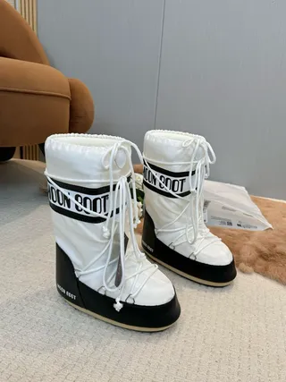 Botas de neve brancas e negras isoladas com cordão na caneleira 8