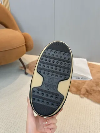 Botas de neve brancas e negras isoladas com cordão na caneleira 9