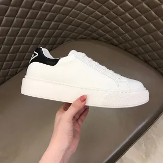 Zapatilla lifestyle de plataforma blanca y negra