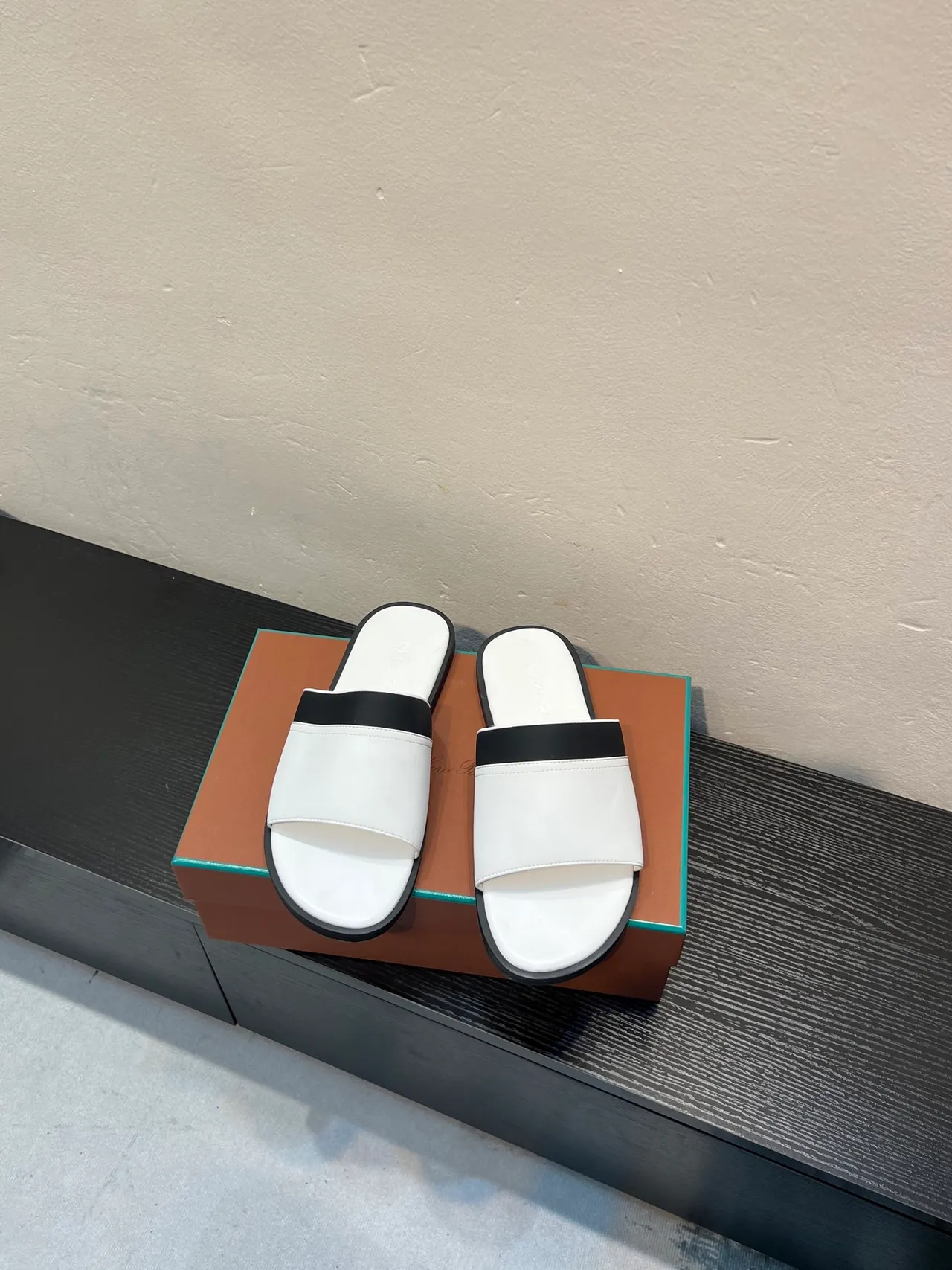 White and Black Two-Tone Single-Strap Flat Slipper 2