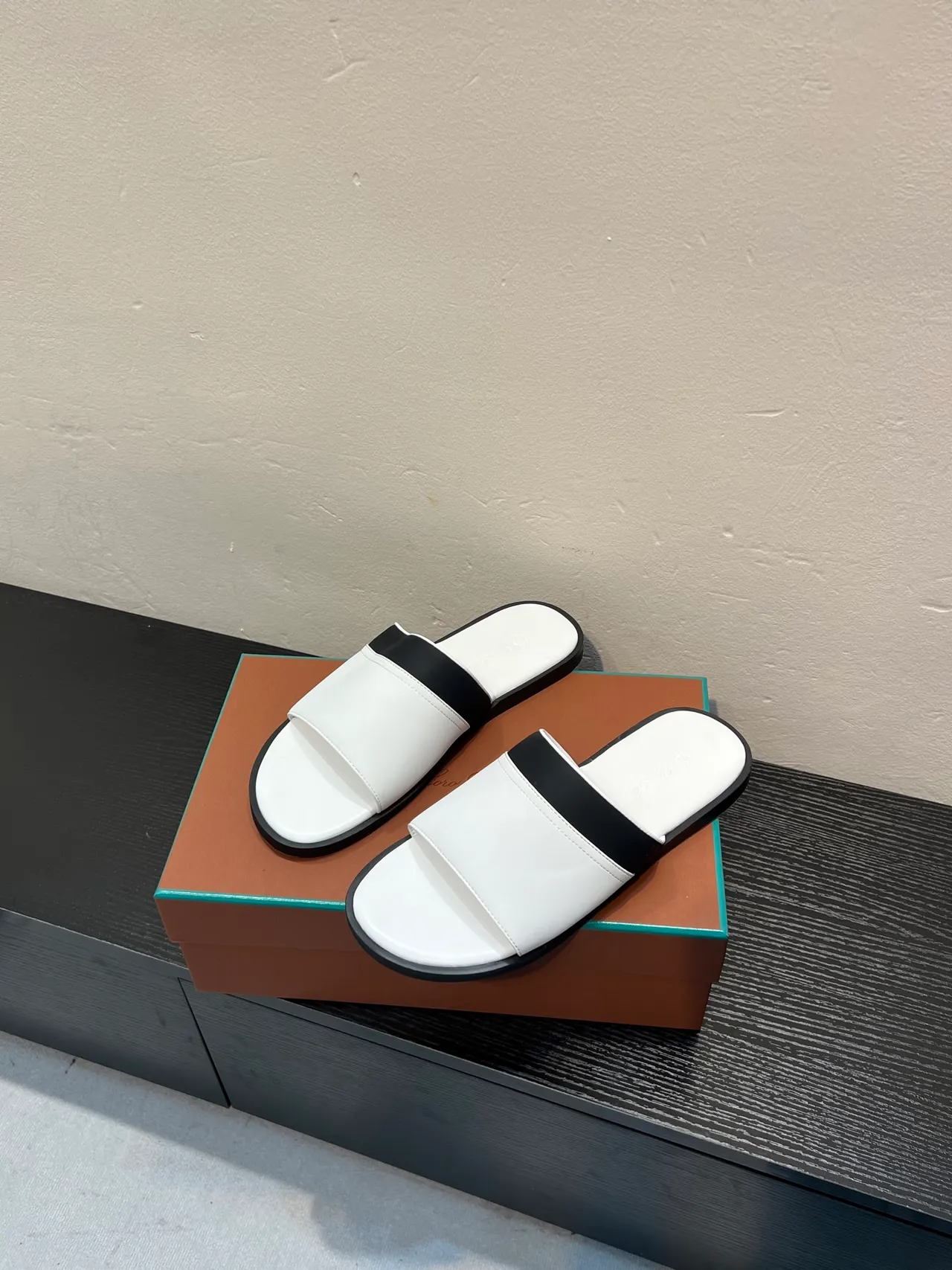 White and Black Two-Tone Single-Strap Flat Slipper 3