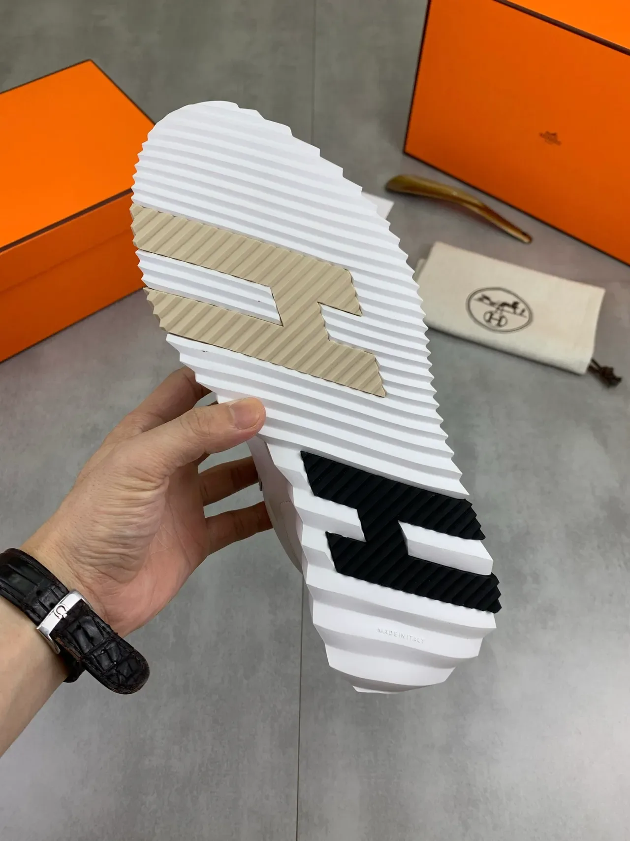 Sneakers Lifestyle en Cuir de Daim Blanc et Gris Deux Tons Low-Top 3