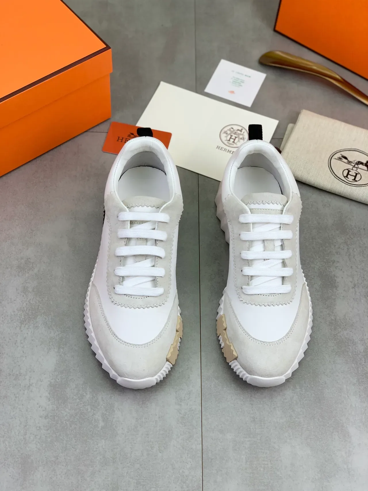Sneakers Lifestyle en Cuir de Daim Blanc et Gris Deux Tons Low-Top 4