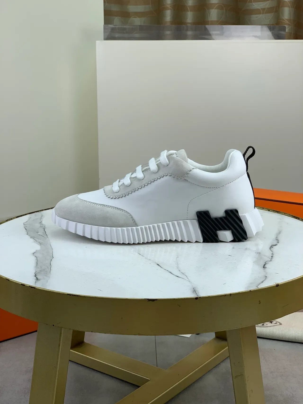 Sneakers Lifestyle en Cuir de Daim Blanc et Gris Deux Tons Low-Top 5