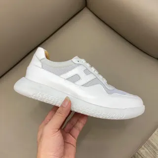 Zapatillas sneakers blancas beige con upper híbrido cuero-malla y suela chunky esculpida