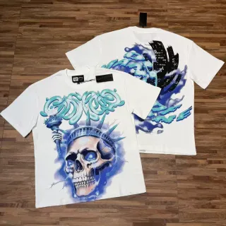 تيشيرت أبيض بطباعة جرافيك على الوجهين بجمجمة وتمثال الحرية