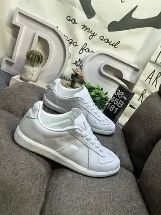 White Minimalist Low-Top Lifestyle Sneakers 9
