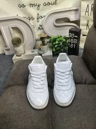 White Minimalist Low-Top Lifestyle Sneakers 10