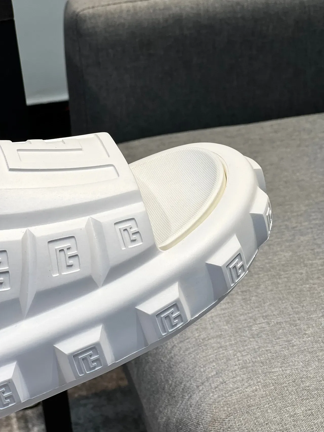 White Molded Geometric Logo Slide Slipper 3