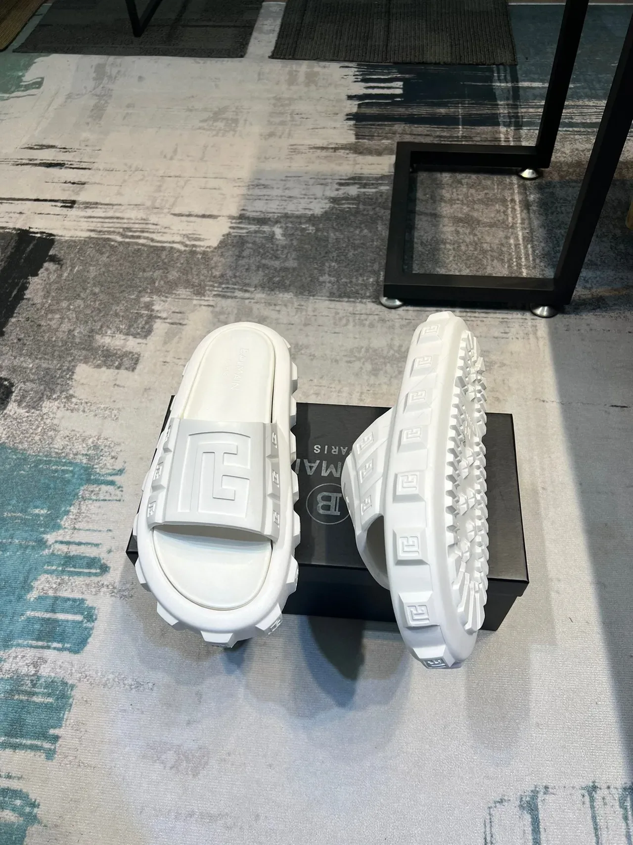 White Molded Geometric Logo Slide Slipper 4
