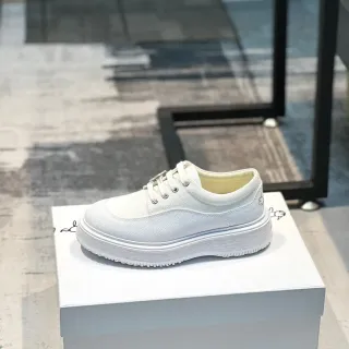 Tênis casual de lona branco com plataforma e cadarços