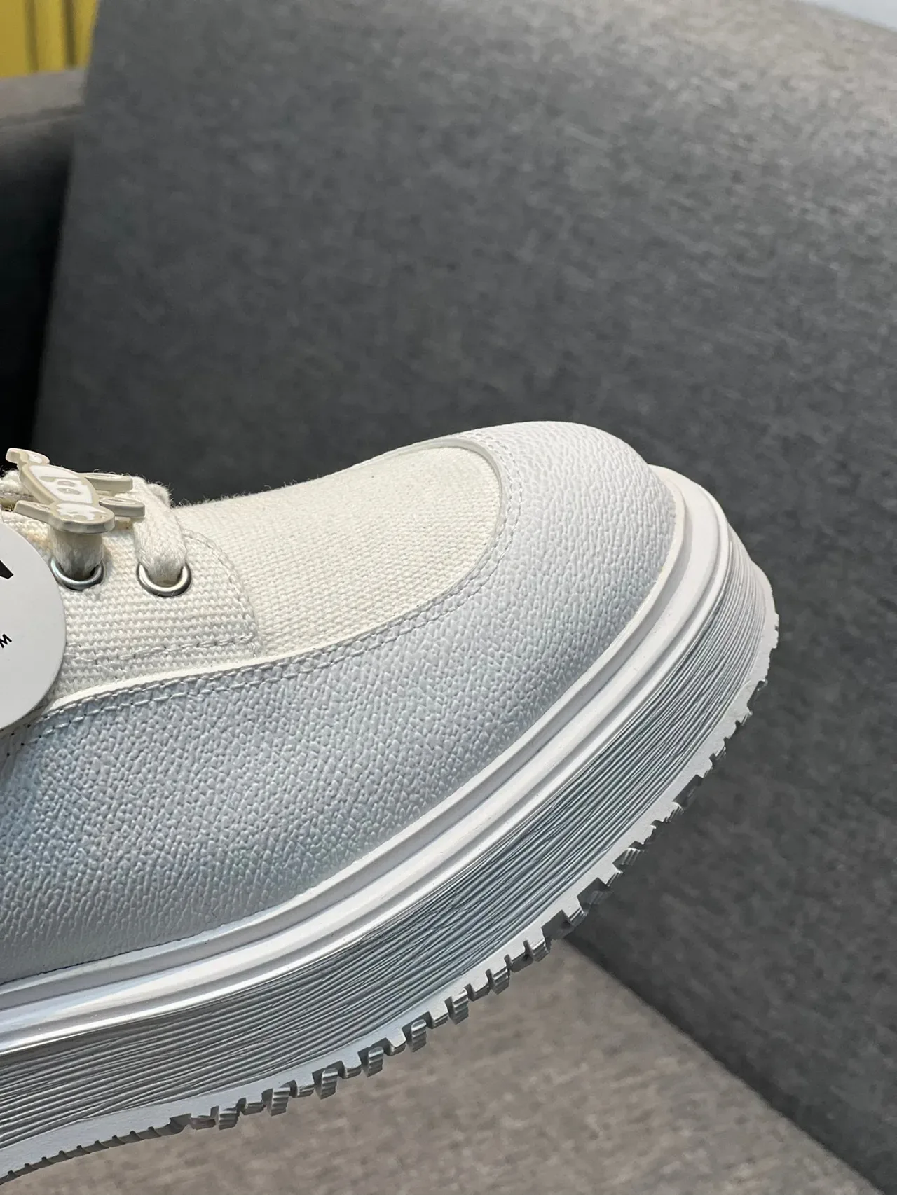 Zapatilla casual de lona blanca con plataforma y cordones 3