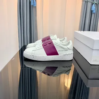 Zapatillas deportivas blancas y moradas low-top con empeine de cuero