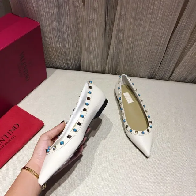 白色铆钉尖头芭蕾平底鞋 4