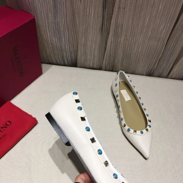 白色铆钉尖头芭蕾平底鞋 8