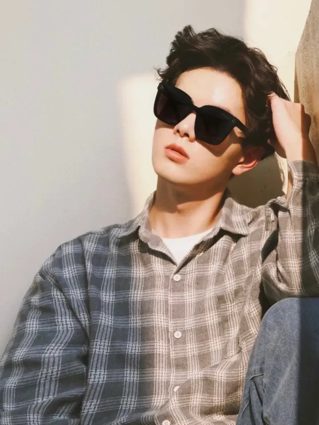 Gentle Monster Oversized Angular Cat-Eye Sunglasses 7
