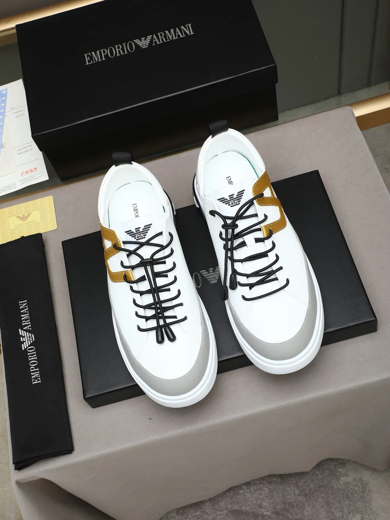 Giorgio Armani সাদা ও সোনালি মনোগ্রাম লাইফস্টাইল স্নিকার 2