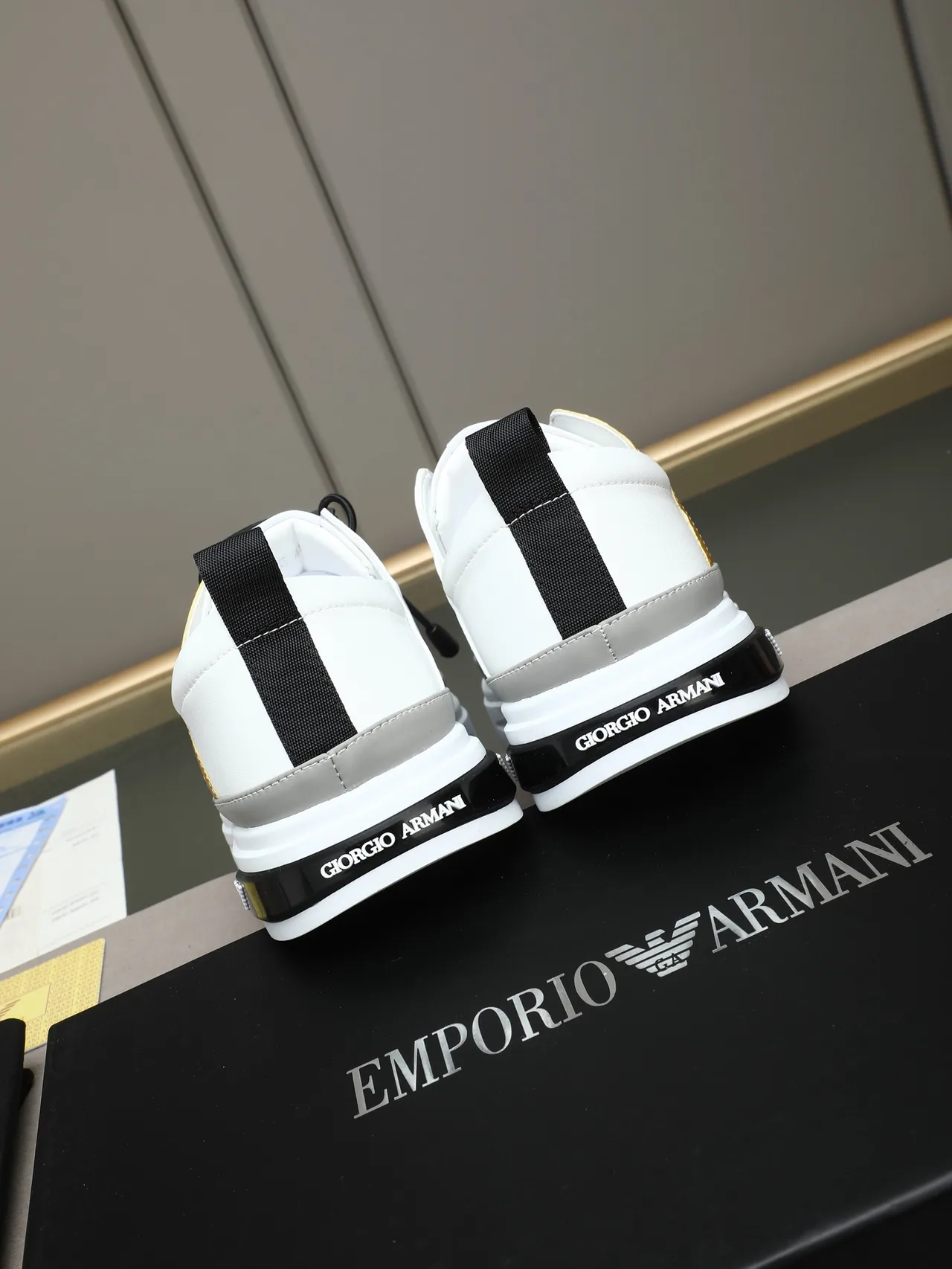 Giorgio Armani সাদা ও সোনালি মনোগ্রাম লাইফস্টাইল স্নিকার 3