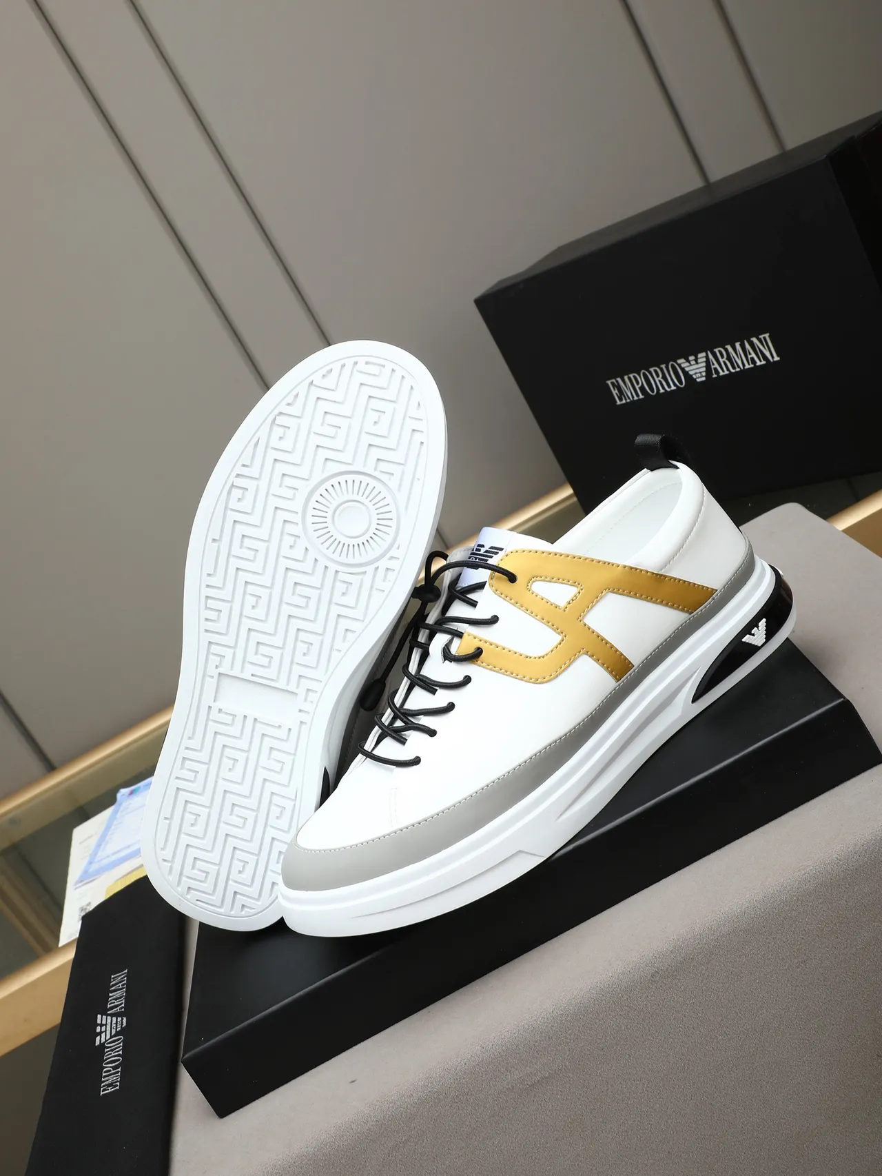 Giorgio Armani সাদা ও সোনালি মনোগ্রাম লাইফস্টাইল স্নিকার 4