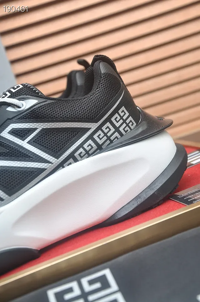 Givenchy Spectre Preto e Branco Overlay Geométrico Sneakers Estilo de Vida 4