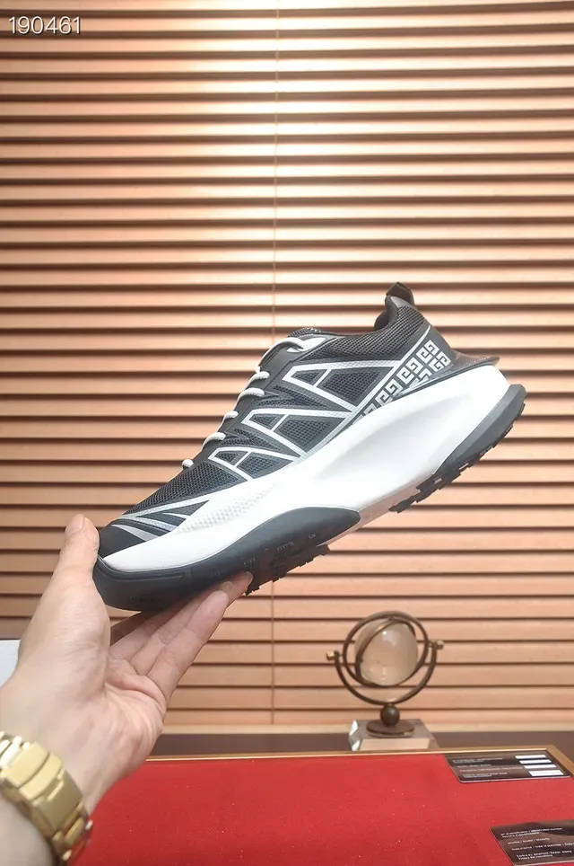 Givenchy Spectre Preto e Branco Overlay Geométrico Sneakers Estilo de Vida 5