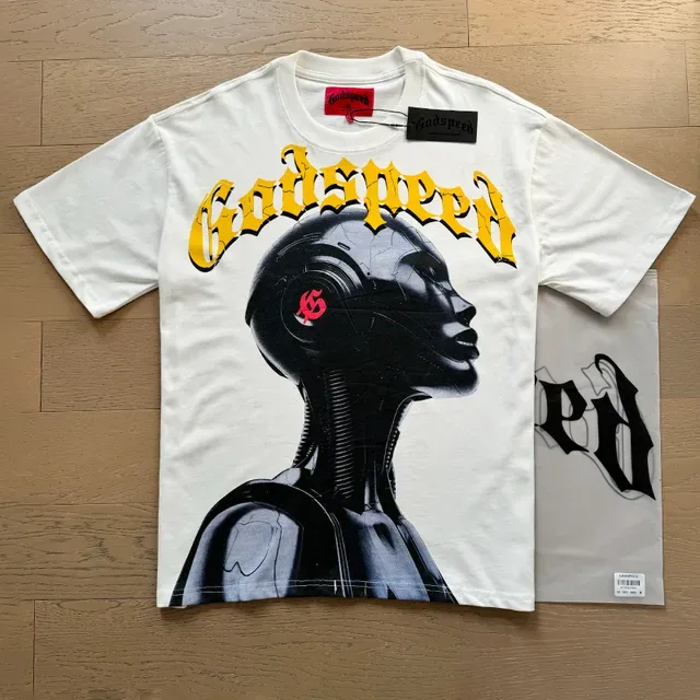 Camiseta Godspeed com estampa gráfica de figura de robô 8