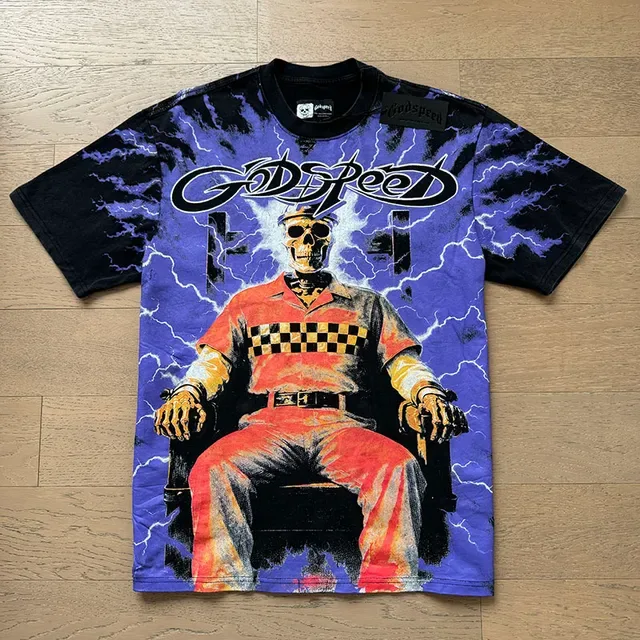 Camiseta Godspeed estampa gráfica tie-dye caveira e raio 5