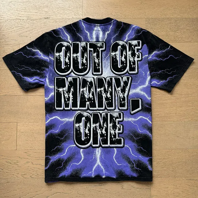 Camiseta Godspeed estampa gráfica tie-dye caveira e raio 7