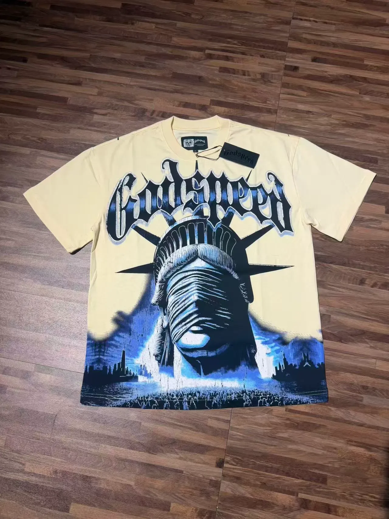 T-shirt crème Godspeed imprimé graphique Statue de la Liberté 5