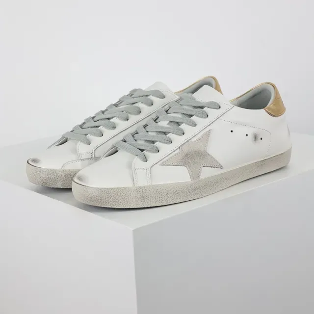 Golden Goose Superstar حذاء أسلوب حياة أبيض وذهبي متضرر 2