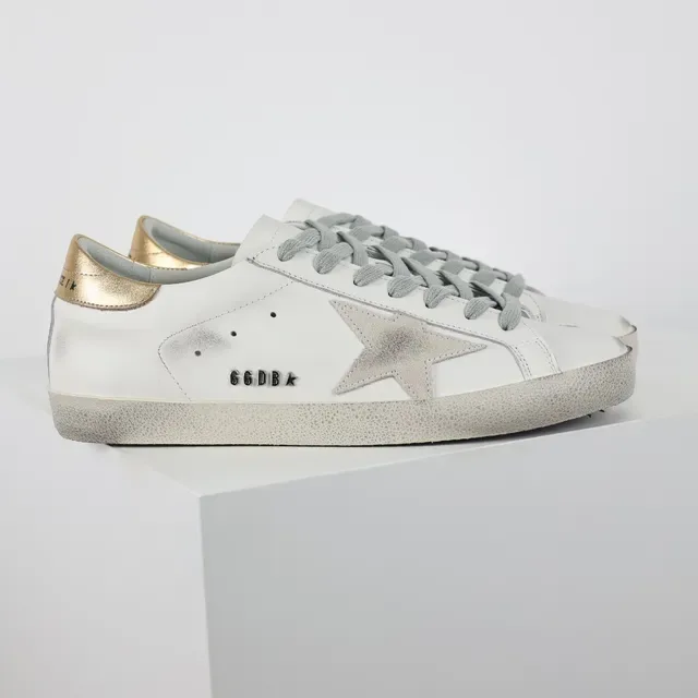 Golden Goose Superstar حذاء أسلوب حياة أبيض وذهبي متضرر 3