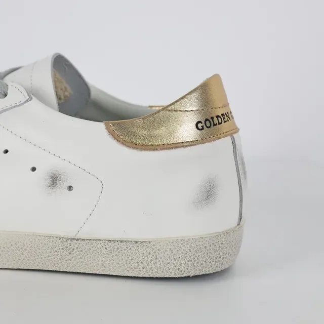Golden Goose Superstar حذاء أسلوب حياة أبيض وذهبي متضرر 4
