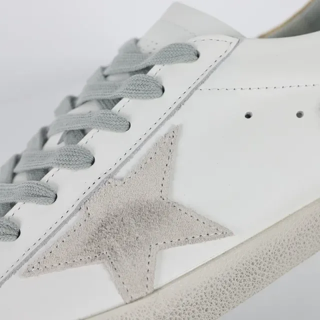 Golden Goose Superstar حذاء أسلوب حياة أبيض وذهبي متضرر 6