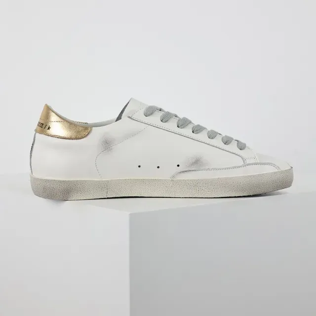 Golden Goose Superstar حذاء أسلوب حياة أبيض وذهبي متضرر 7