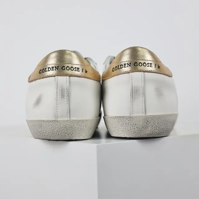 Golden Goose Superstar حذاء أسلوب حياة أبيض وذهبي متضرر 8
