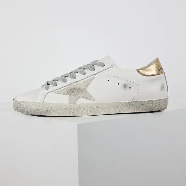 Golden Goose Superstar حذاء أسلوب حياة أبيض وذهبي متضرر 9
