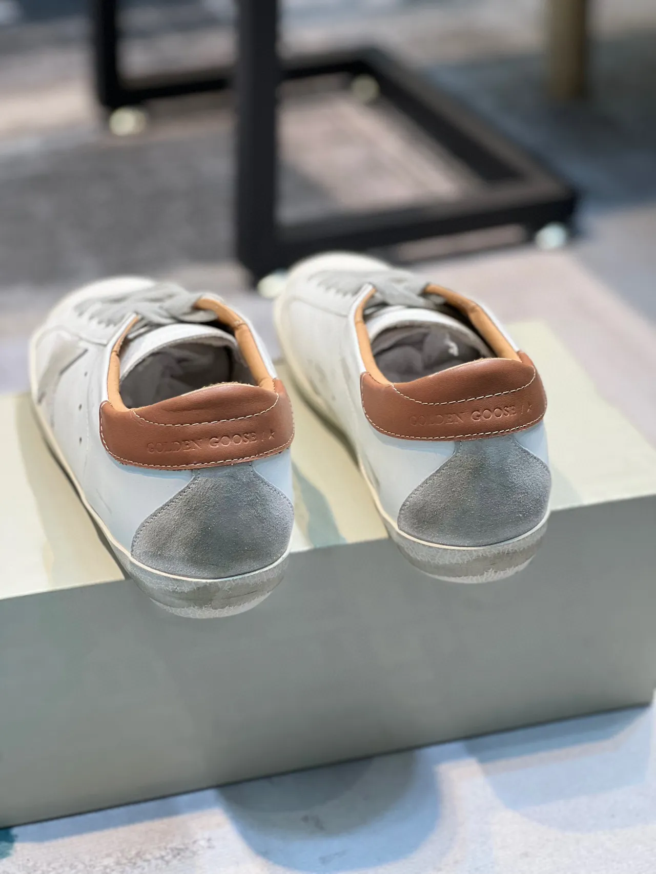Golden Goose Superstar Zapatillas Lifestyle Blancas Marrones Suela de Goma Distressed Parche de Estrella Metálico 2