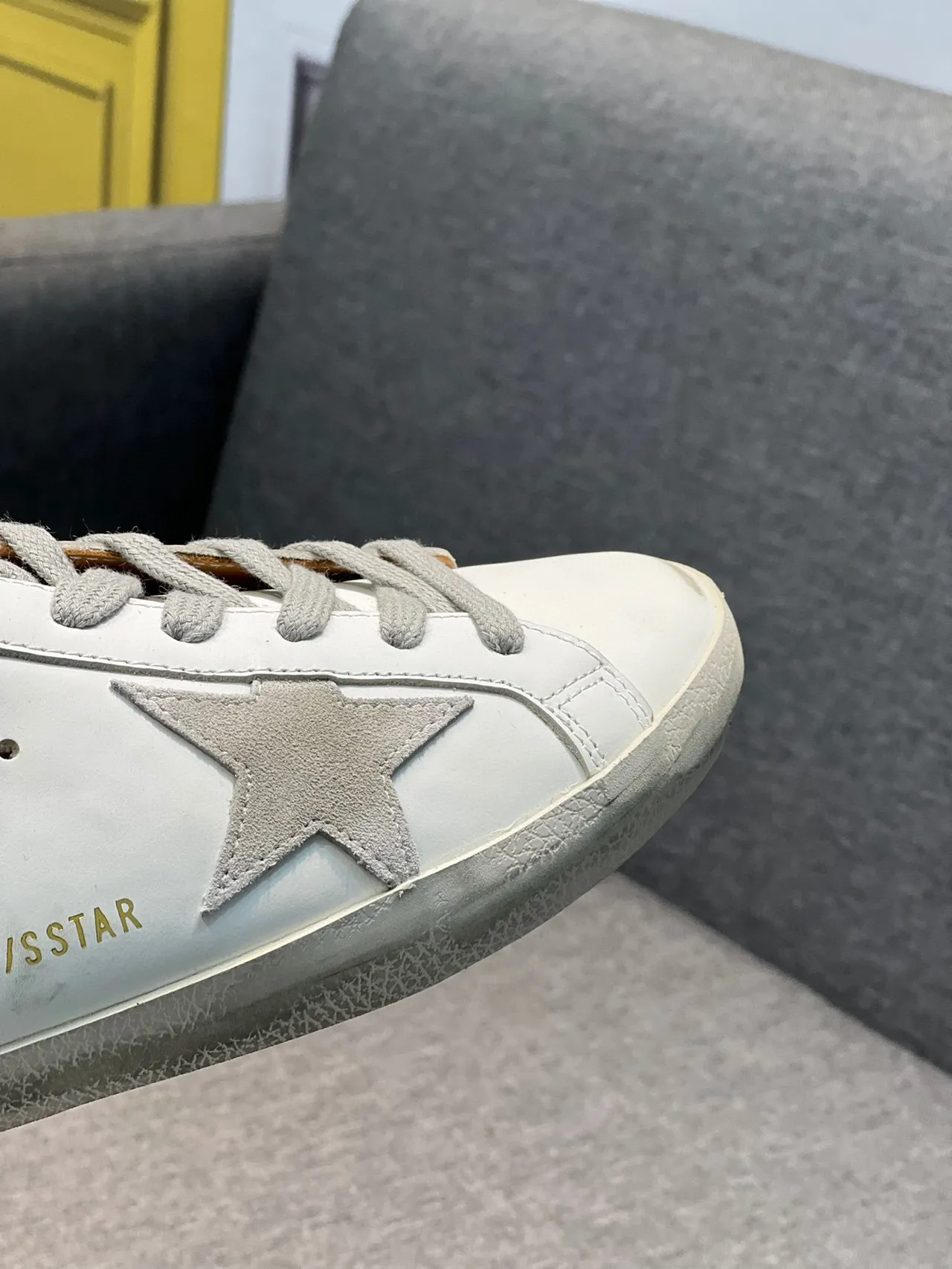 Golden Goose Superstar Zapatillas Lifestyle Blancas Marrones Suela de Goma Distressed Parche de Estrella Metálico 3