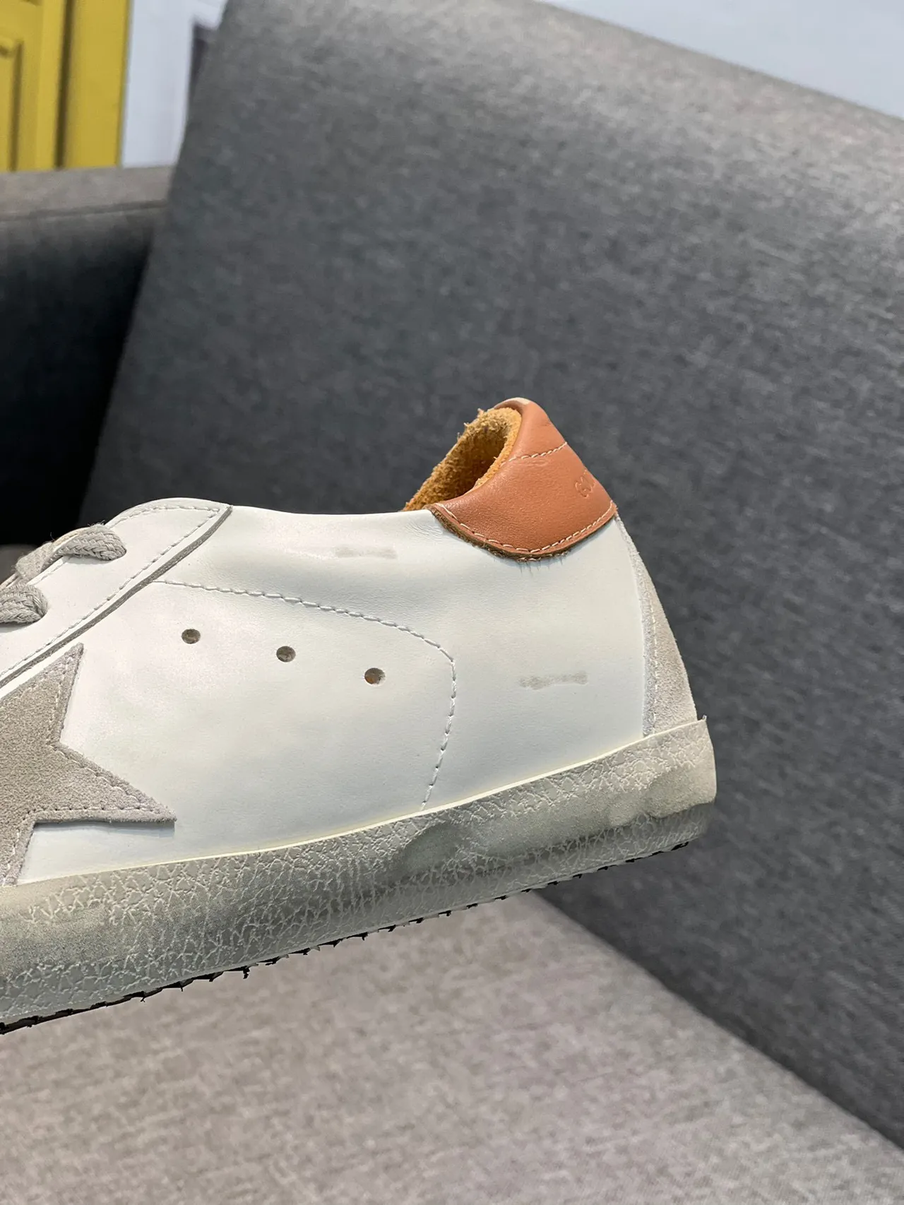 Golden Goose Superstar Zapatillas Lifestyle Blancas Marrones Suela de Goma Distressed Parche de Estrella Metálico 9