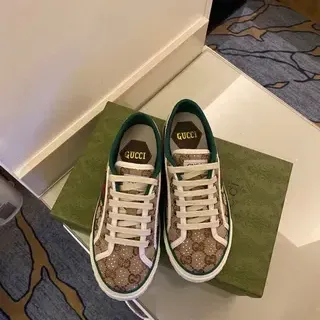 Gucci Ace GG Monogram Canvas Zapatillas Lifestyle con Ribete Verde