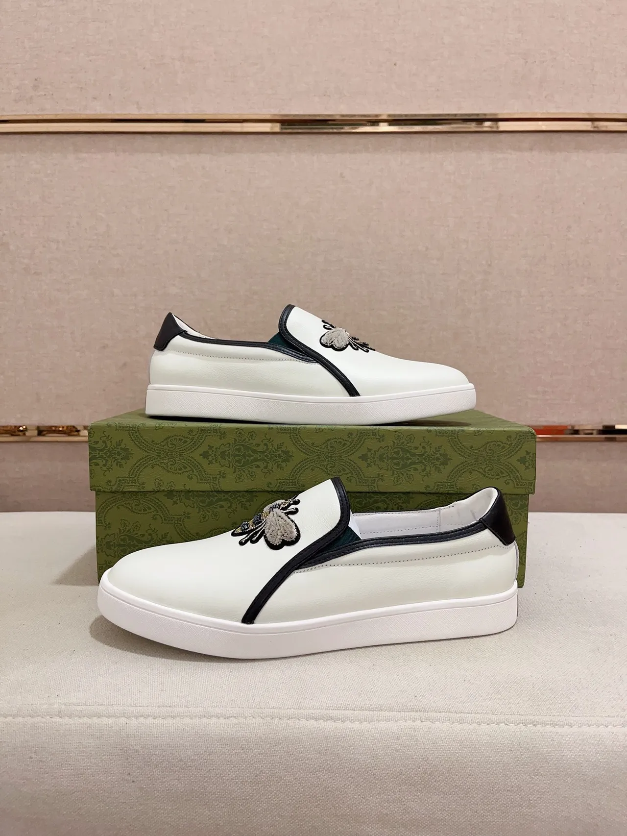 Gucci Ace Loafer White Black Embroidered Bee Leather Slip-On Loafer 7