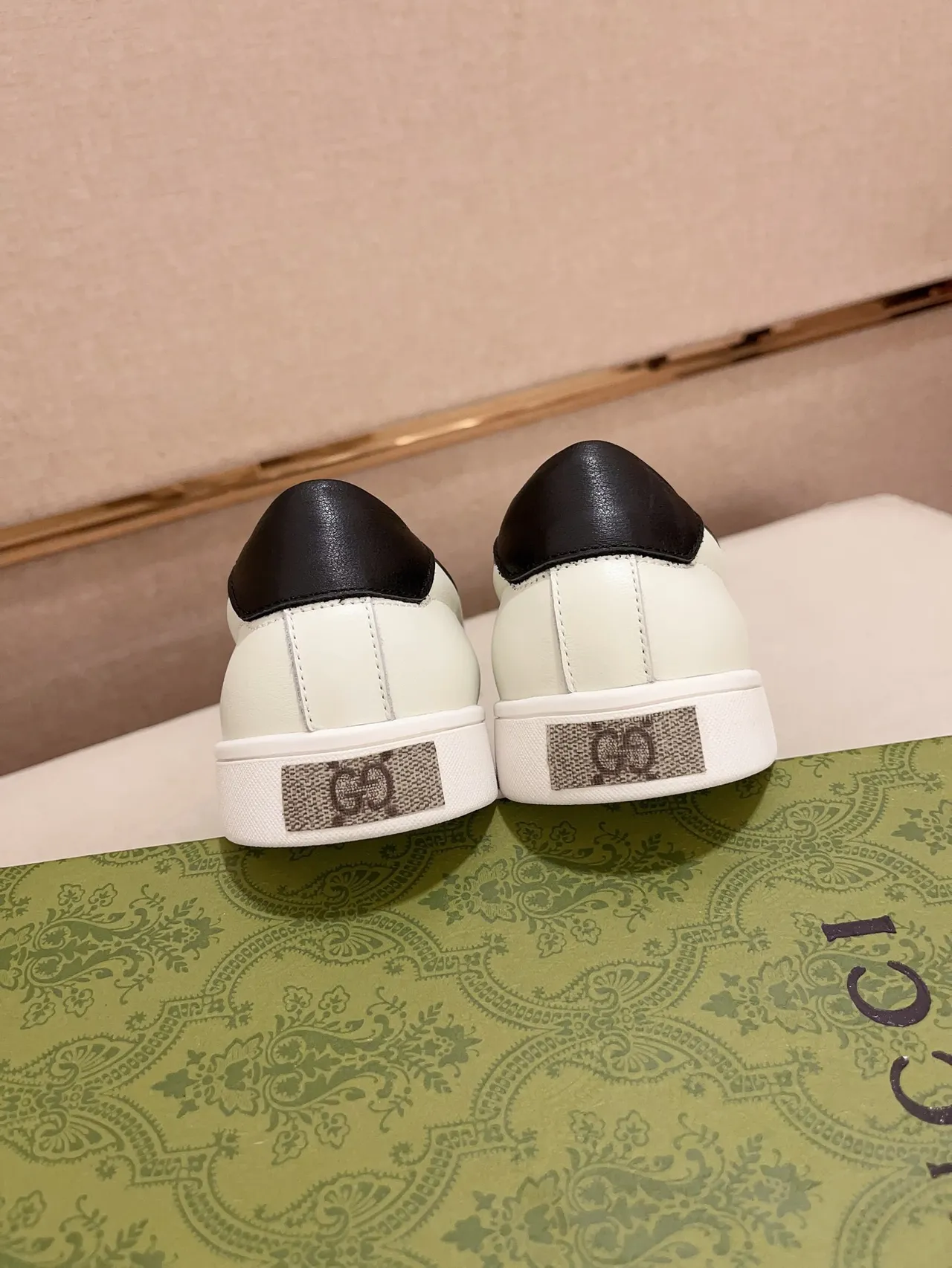 Gucci Ace Loafer White Black Embroidered Bee Leather Slip-On Loafer 8
