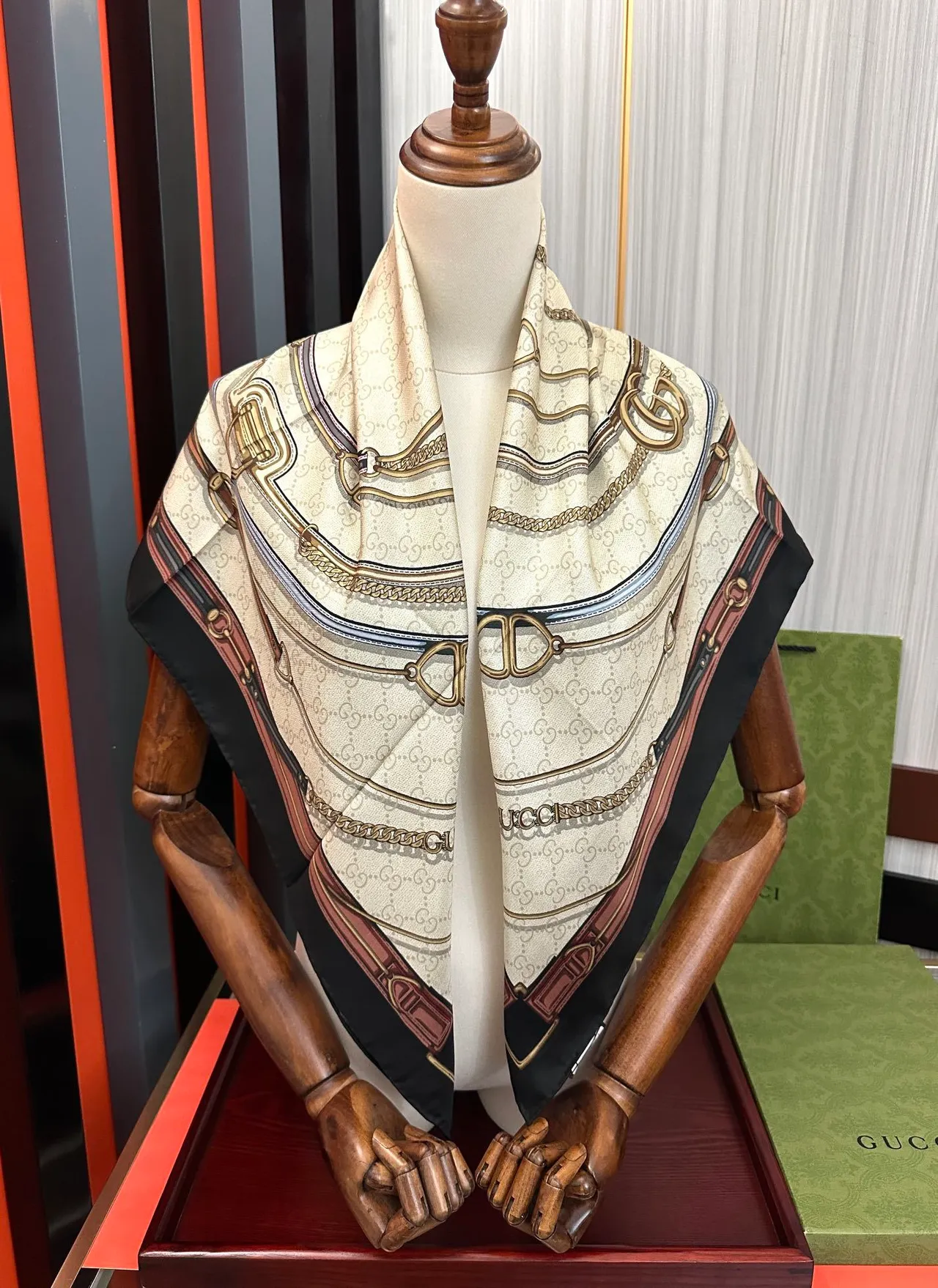 Gucci भूरा काला चौकोर मोनोग्राम रेशम स्कार्फ 2