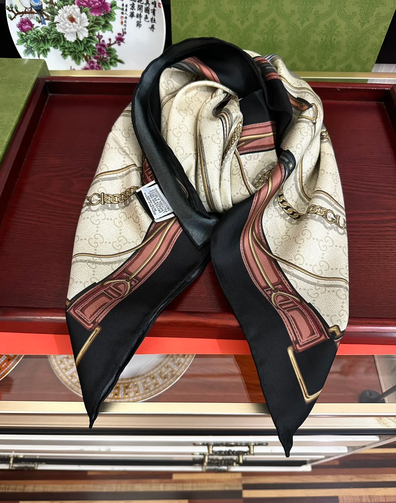 Gucci भूरा काला चौकोर मोनोग्राम रेशम स्कार्फ 9