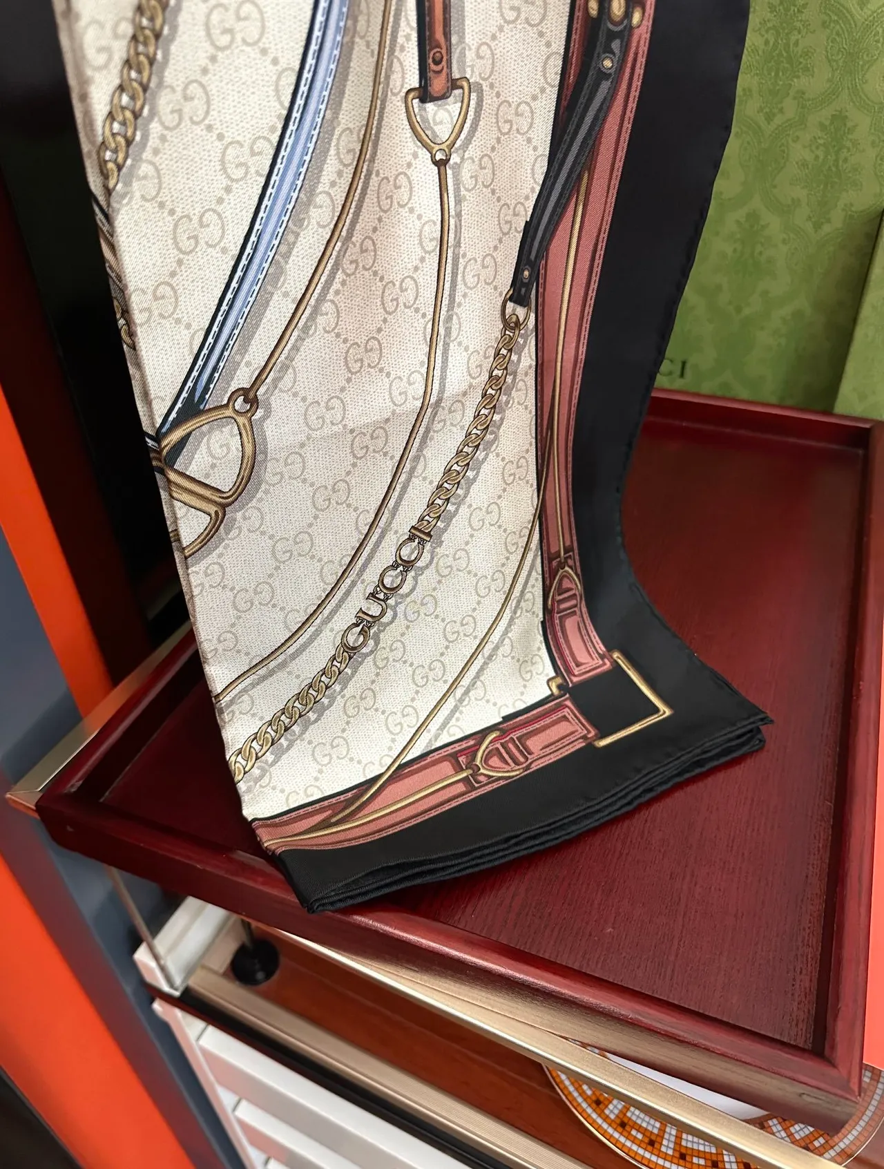 Gucci भूरा काला चौकोर मोनोग्राम रेशम स्कार्फ 6