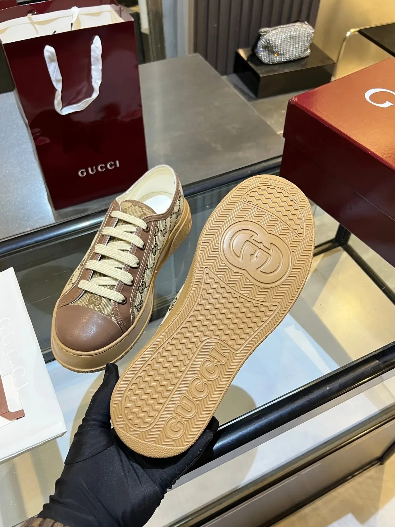 Gucci 米色棕色 GG Monogram 帆布皮革尖头生活方式运动鞋 2