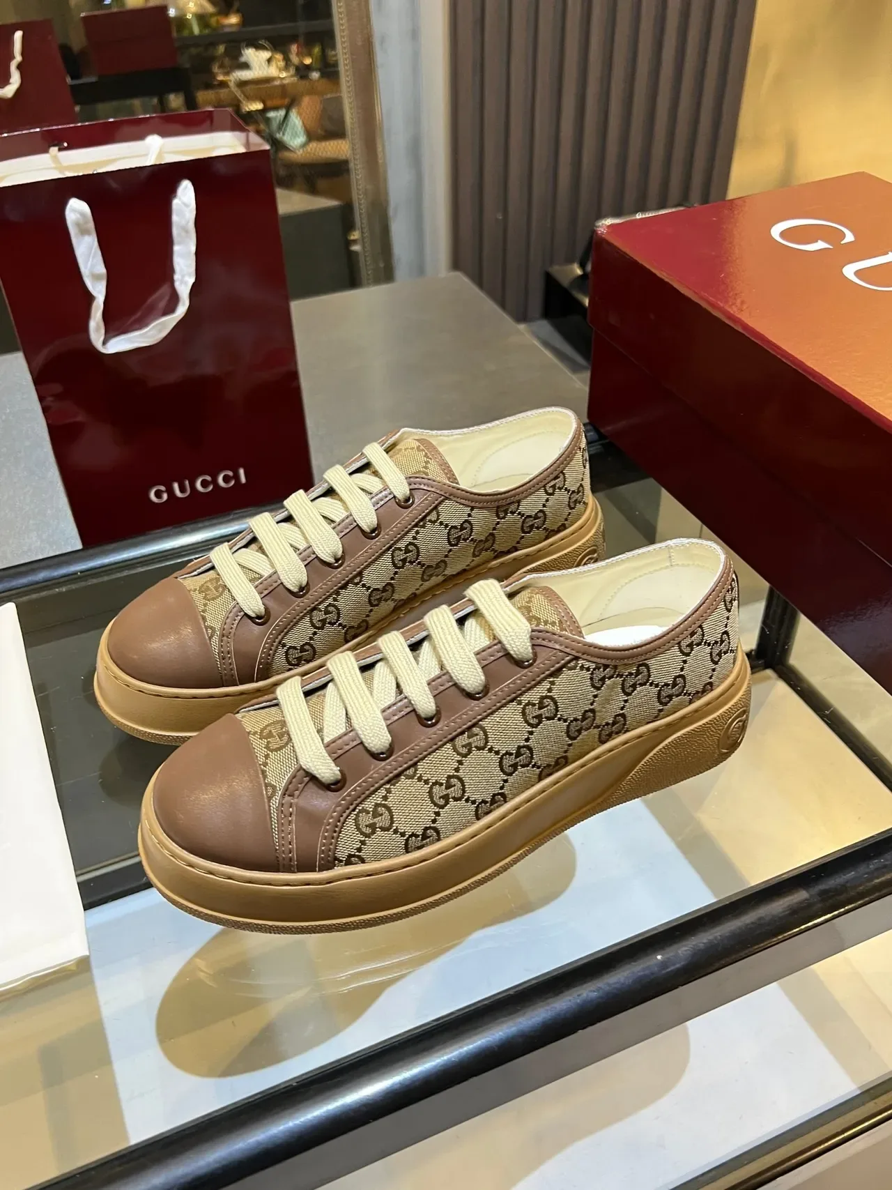 Gucci 米色棕色 GG Monogram 帆布皮革尖头生活方式运动鞋 3