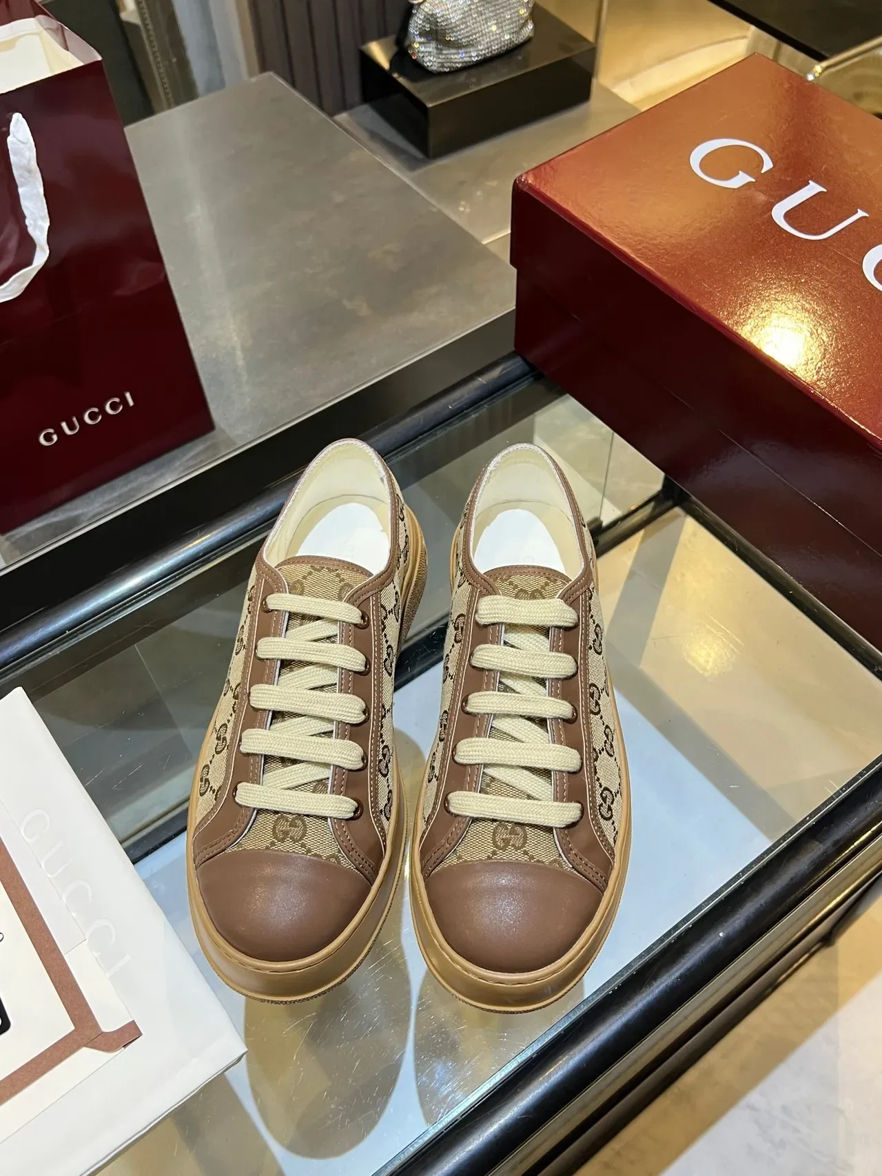 Gucci 米色棕色 GG Monogram 帆布皮革尖头生活方式运动鞋 4