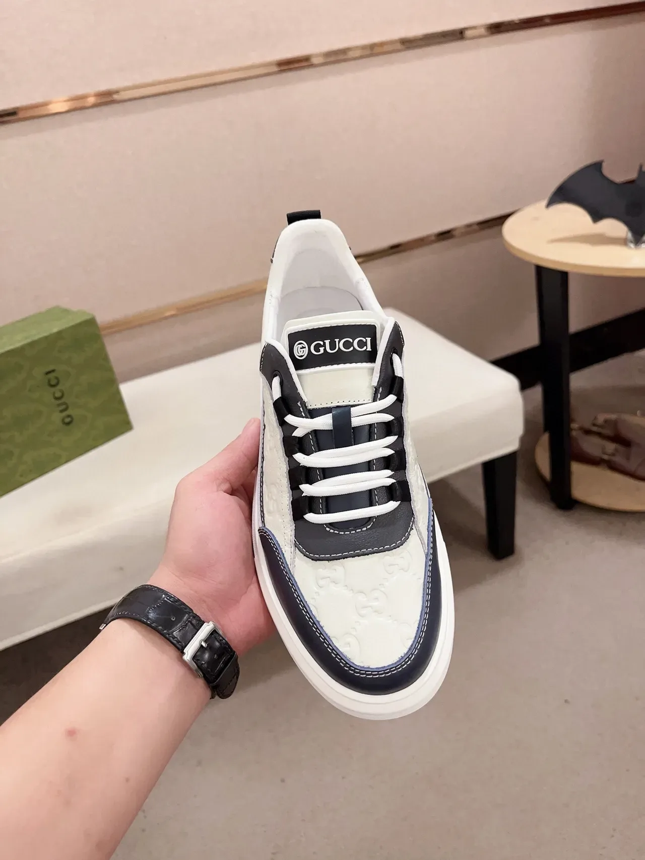 Gucci Sneakers lifestyle beige marine cuir embossé GG panneaux contrastants 2