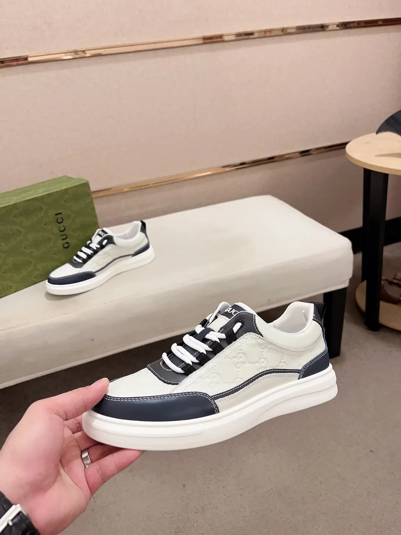 Gucci Sneakers lifestyle beige marine cuir embossé GG panneaux contrastants 3
